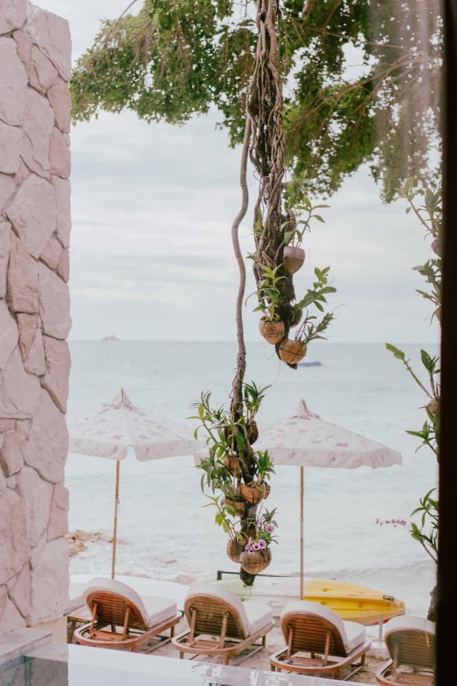 Selene Beachfront Pool Suite with Bathtub